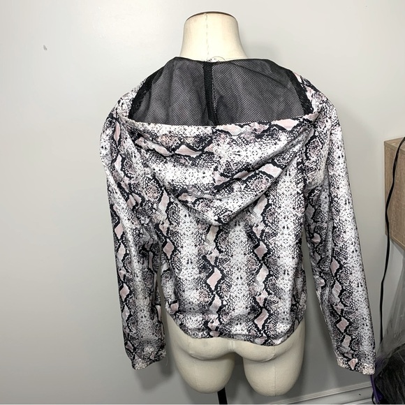 Me Jane Cropped Hooded Windbreaker Bomber Jacket Pink Black Snake Print Sz Small - Picture 7 of 12